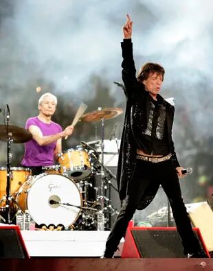 Mick Jagger y el baterista Charlie Watts durante un show de los Rolling Stones en el entretiempo del partido del Super Bowl XL en Detroit, el 5 de febrero de 2006. El publicista de Watts, Bernard Doherty, dijo que Watts falleció pacíficamente en un hospital de Londres rodeado por su familia el martes 24 de agosto de 2021. Tenía 80 años