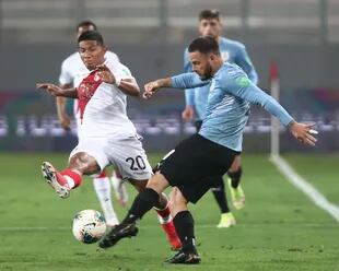 Nahitan Nández jugó como lateral derecho en Uruguay ante Perú; intenta superar la marca de Edison Flores