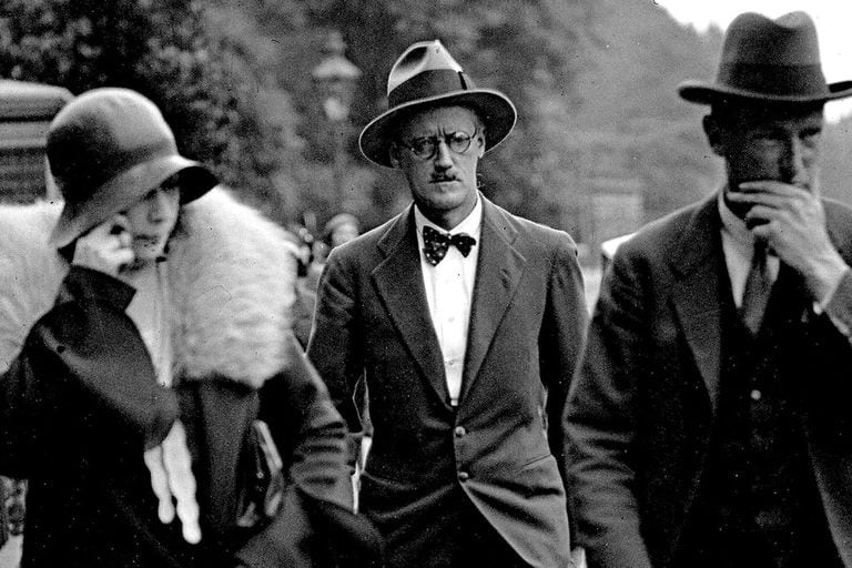 James Joyce, el autor del Ulises (en el centro), y su mujer, Nora Barnacle