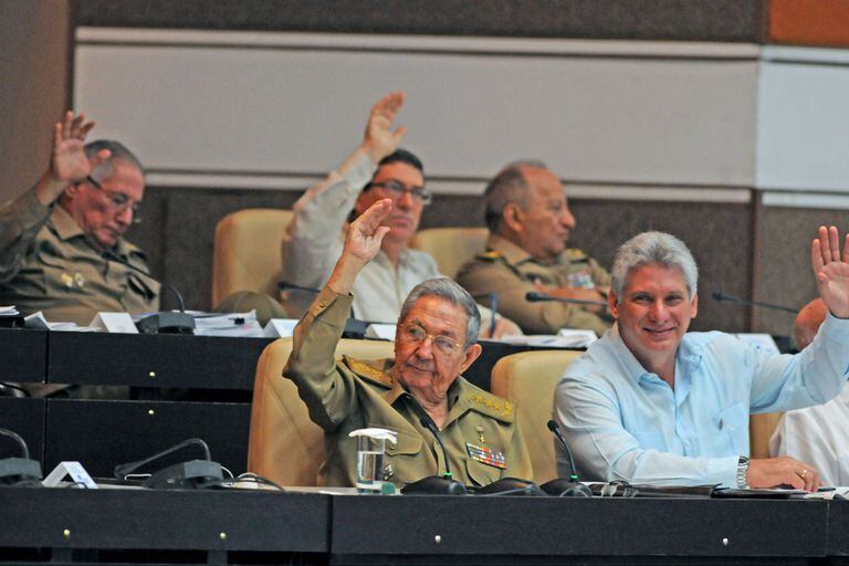 Castro y Díaz-Canel, durante una reunión de funcionarios cubanos en La Habana