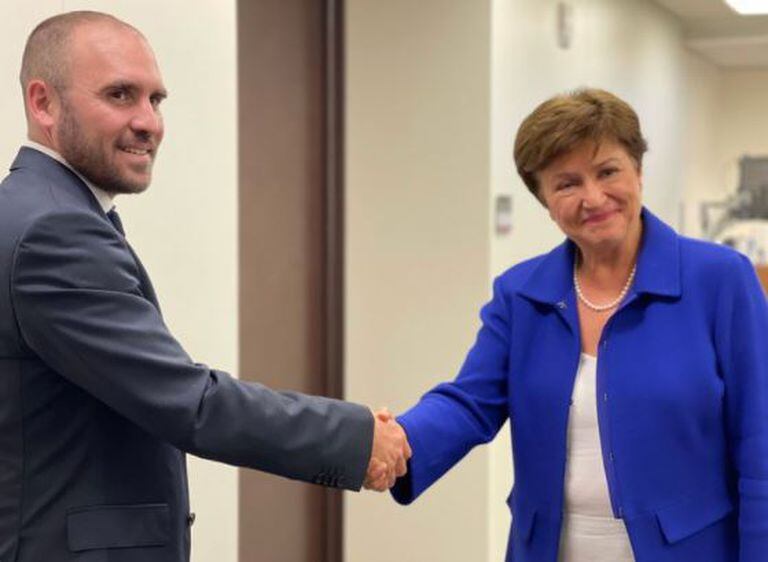 Martín Guzmán saluda a Kristalina Georgieva en Washington