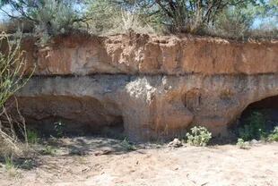 24-06-2021 Sitio arqueológico en Arizona, EE. UU., Con una capa negra distintiva, que indica cambios ambientales sustanciales que comienzan alrededor del 10,800 a. C., con escombros de impacto en su base POLITICA INVESTIGACIÓN Y TECNOLOGÍA COMET RESEARCH GROUP