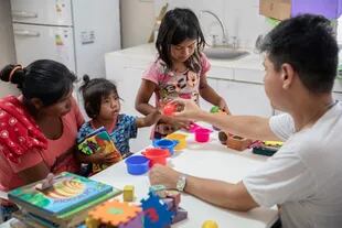 Iván Salazar, psicopedagogo de Pata Pila, trabaja en estimulación temprana con los chicos, las chicas y sus mamás 