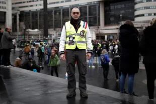 El manifestante Didier Baylac, usa un chaleco amarillo durante la 56a ronda de protestas, con un telón de descontento social provocado por el plan de reforma de pensiones del presidente Macron en París, Francia, el 7 de diciembre de 2019.