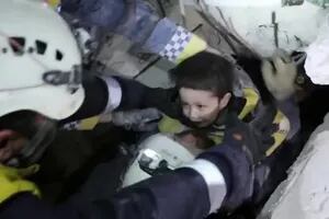 La emocionante sonrisa de un niño sirio en medio de la tragedia por el terremoto