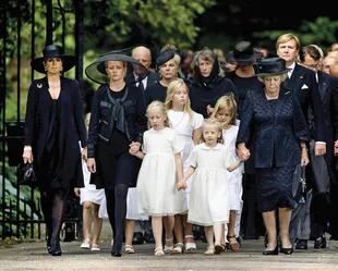 El día del entierro, la princesa Beatriz fue incondicional tanto para su nuera como para sus nietas, Luana y Zaria. Al igual que su padre, las niñas, que tienen título de condesas, no son parte de la línea de sucesión. 