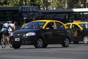 Los taxistas que utilicen Easy Taxi podrán recibir multas de hasta 24 mil pesos, de acuerdo a la prohibición que aplicó el Gobierno de la Ciudad