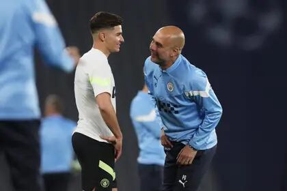 'Pep' Guardiola dialoga con Julián Álvarez en uno de los entrenamientos previos a la final