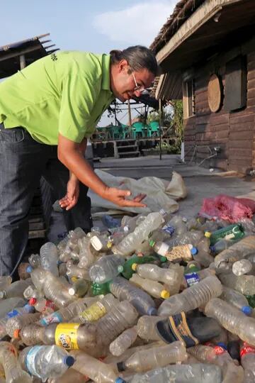 Eric selecciona los plásticos recolectados en las costas de ríos, lagunas y mares