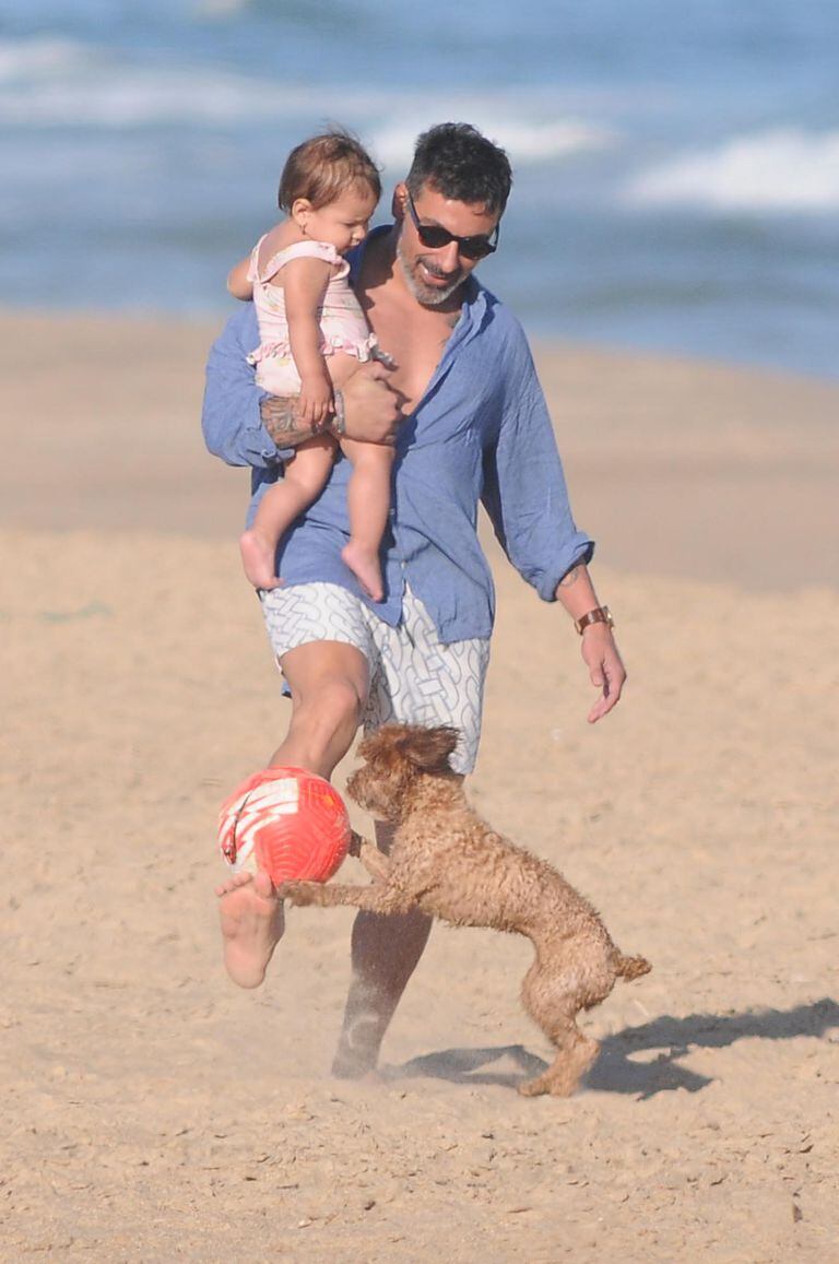 A pesar de haberse retirado en el 2019, cada vez que puede se divierte jugando al fútbol. Con su sobrina en brazos y el contrincante más divertido: Mia, la perra de su novia. 