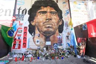 En la calle Boyacá, de espaldas a la cancha de Argentinos, se montó un santuario el día que murió Maradona; allí la gente deja sus ofrendas en homenaje a Diego