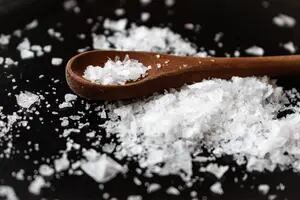 Qué beneficios trae reducir la sal diaria en cada comida