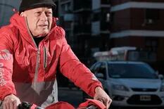 El venezolano de 67 años que trabaja en bici para PedidosYa en Buenos Aires