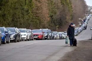 Miles de ucranianos escapan de la guerra hacia la frontera con Polonia cerca de la ciudad de Shehyni 