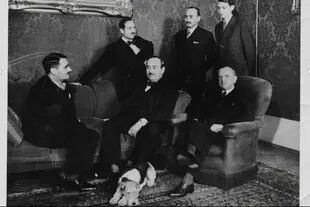Schwarzenberg, en el centro de la foto, junto a otros diplomáticos en la Legación austríaca de Berlín