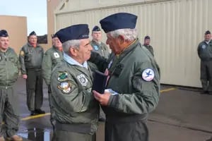 12 pilotos, héroes de guerra con vuelos épicos en Malvinas, y un civil fueron condecorados por la Fuerza Aérea