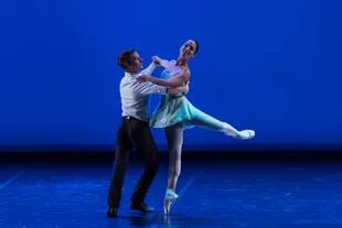 Daniel Ulbricht y Ana Sophia Scheller bailando sobre Gershwin