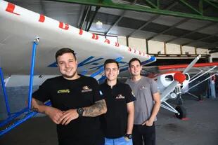 Osvaldo y algunos de los pilotos que trabajan con él, Luciano Frascone (en el medio) y Juan Cruz Arrascaeta (a la derecha de la imagen)