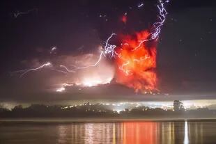 Vista desde Puerto Varas, en el sur de Chile; el volcán Calbuco entró en erupción ayer después de 43 años inactivo