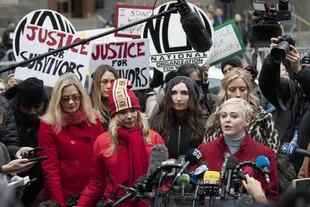 Rose McGowan, Rosanna Arquette encabezaron una de las muchas manifestaciones de apoyo a las víctimas de abuso sexual justo afuera del tribunal neoyorquino que condenó al productor; el "caso Weinstein" lanzó el movimiento MeToo en su país y en el mundo