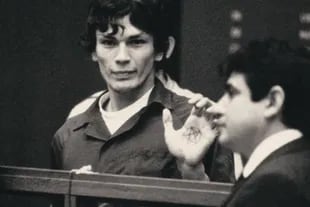 Ricardo Leyva Muñoz Ramírez, conocido como Richard Ramirez, y más tarde apodado por la prensa como "El acosador nocturno" tuvo un largo historial criminal antes de su captura, en 1985