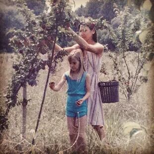 Milagros con Gloria, su mamá, compartiendo las primeras cosechas de ciruela, en 1985.
