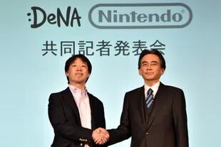 El presidente de DeNA, Isao Moriyasu (izq.) y el presidente de Nintendo, Satoru Iwata, durante la conferencia de prensa en Tokio