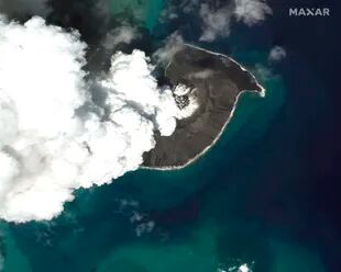 ARCHIVO - Esta imagen satelital tomada por Maxar Technologies muestra el volcán Hunga Tonga Hunga Ha'apai el 24 de diciembre de 2021, en Tonga. (Imagen vía satélite ©2022 Maxar Technologies vía AP, archivo)