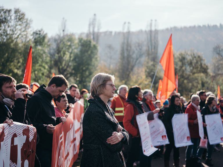 La alcaldesa de la ciudad alemana de Eisenhach (centro) se une a miembros del sindicato en una manifestación