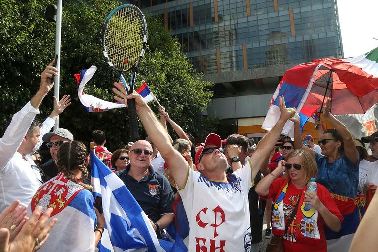 Los partidarios del serbio Novak Djokovic celebran frente a las oficinas de su equipo legal en Melbourne tras su liberación