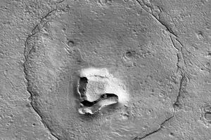 La NASA descubrió una “cara de oso” en la superficie de Marte