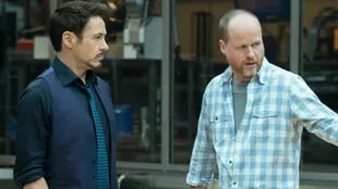 Robert Downey Jr. junto a Joss Whedon, en la filmación de Los vengadores