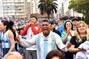 Miles de hinchas argentinos detrás del gran sueño; aquí, en Mar del Plata