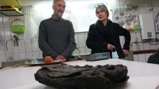 Los arqueólogos Manfred Schneider y Doris Mührenberg junto al llamativo hallazgo