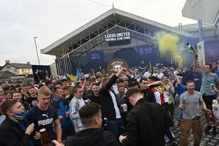 Locura en Leeds: los fanáticos se reunieron a festejar el ascenso pese a las recomendaciones sanitarias