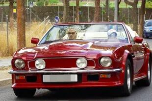 Entre sus imponentes vehículos, David Beckham supo manejar un Aston Martin V8 Volante