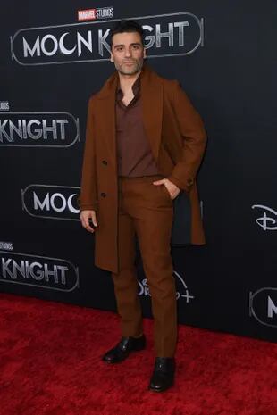 Un elegante Oscar Isaac se dejó ver en la alfombra roja de la presentación de Moon Knight en teatro El Capitan de Hollywood