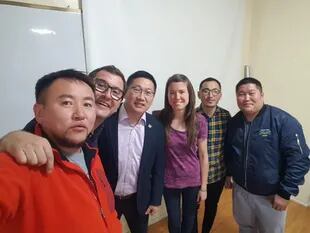 Carolina junto a un profesor de la Universidad de Girona y estudiantes de Mongolia.