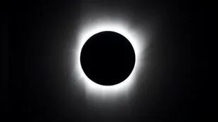 En un eclipse solar total el Sol queda completamente tapado por la Luna y solo se puede ver la corona del astro