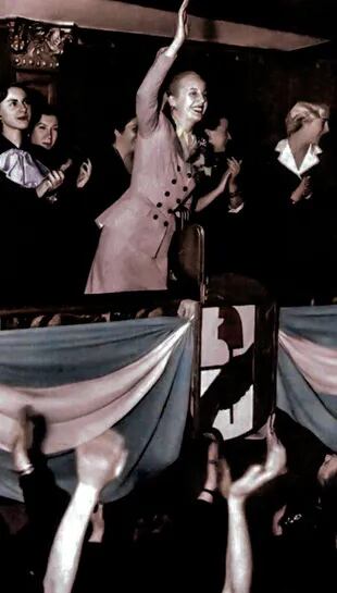 Eva Perón en el palco del Cervantes reclamando el voto femenino