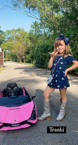 Roma, la hija menor de Rocío Guirao Díaz y Nicolás Paladini paseando en su auto rosa por Miami