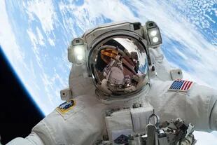 El astronauta Mike Hopkins posa con la Tierra de fondo