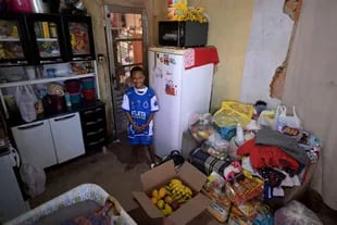 Gracias a su llamado, Miguel y su familia recibieron donaciones de comida de todo el país (Douglas MAGNO / AFP)