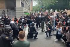 EE.UU: Policías se arrodillan frente a las protestas, como gesto de solidaridad
