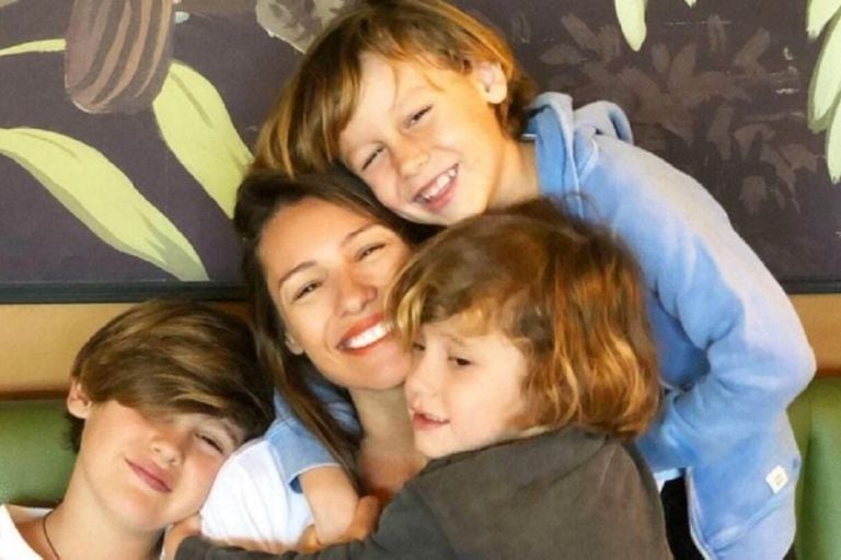 Pampita junto a sus tres hijos varones: Beltrán, Benicio y Bautista