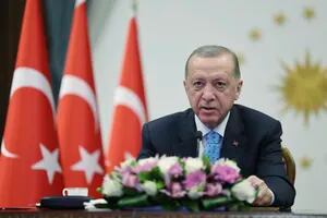 Erdogan reaparece pare despejar rumores, pero crece la incertidumbre electoral en Turquía
