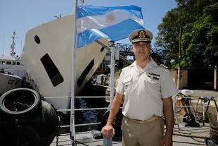 Prefecto Mayor Javier Giannattasio y el buque guardacostas Mantilla, estacionado en el puerto de Buenos Aires