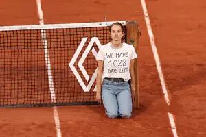 Una mujer se encadenó en la cancha en plena semifinal de Roland Garros: el motivo