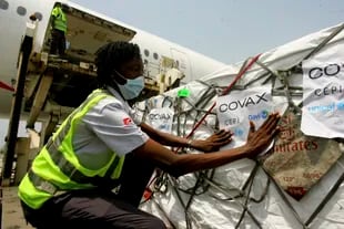 Un cargamento de vacunas contra el COVID-19 distribuidas por el mecanismo COVAX llega a Abiyán, Costa de Marfil, el viernes 25 de febrero de 2021