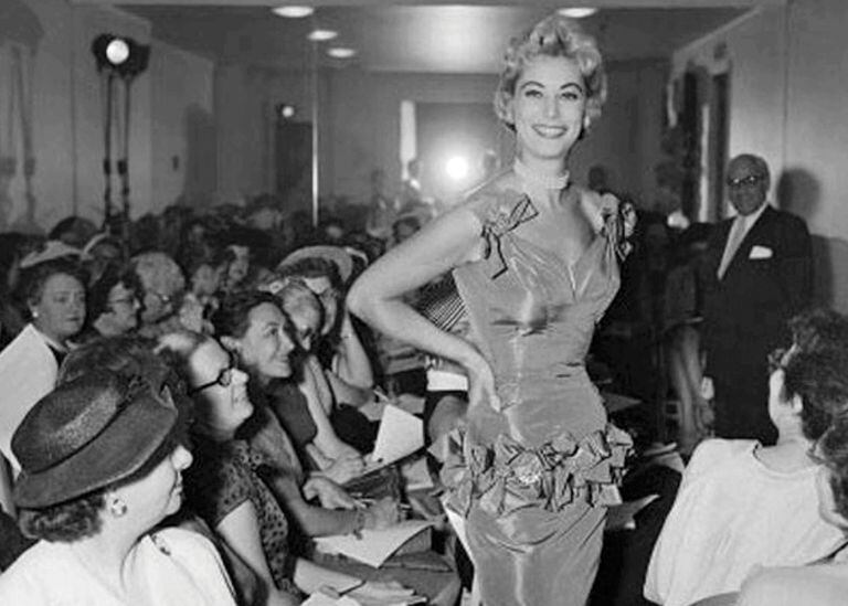 En 1943 la Semana de la Moda de Nueva York tuvo su primera edición. Originalmente se llamó la "Semana de la Prensa". 